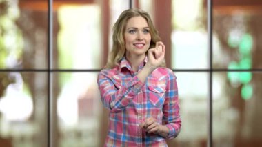 Kopyalama alanı için sanal ekranda düğmelere basan genç sarışın kadın.