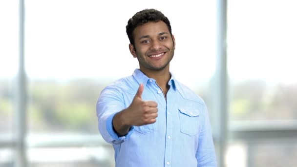 Jovem sorridente hindu homem mostrando polegar para cima . — Vídeo de Stock