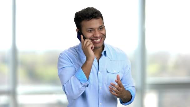 흥분 한 젊은 인도 남자들 이 전화 통화를 하는 모습. — 비디오