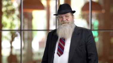 Gülümseyen pozitif kıdemli işadamı jest yapıyor..