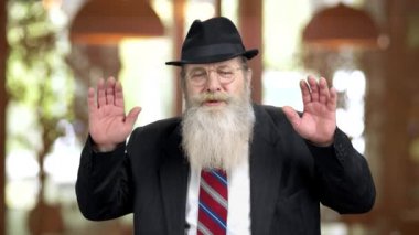 Kulakları iyi duymayan takım elbiseli yaşlı adam..