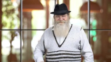 Yaşlı emekli büyükbaba zafer işareti yapıyor..