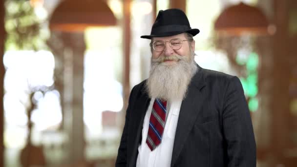 정장을 입은 늙은 턱수염웃는 남자의 멋진 몸짓. — 비디오
