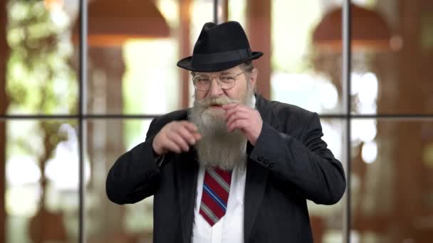 Az öreg gazdag férfi megérintette a hosszú szakállát.. — Stock videók