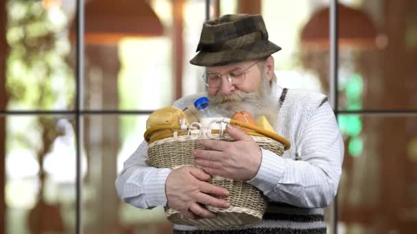 Abuelo jubilado disfrutando de la comida comprada en el supermercado . — Vídeos de Stock