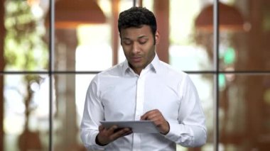 Elinde tablet tutan genç bir Hindu 'nun portresi..
