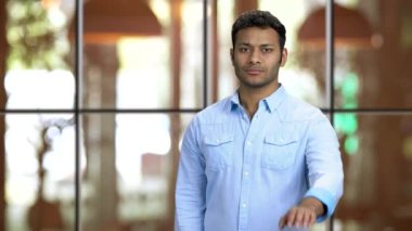 Genç kahverengi tenli adam dur işareti yapıyor..