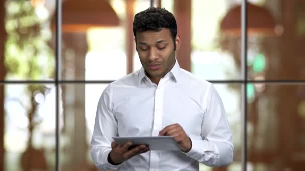 Retrato de un joven hombre hindú dando discurso sosteniendo la tableta pc . — Vídeo de stock