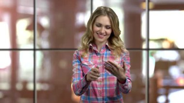 Saydam tabletli genç kız internette sohbet ediyor..