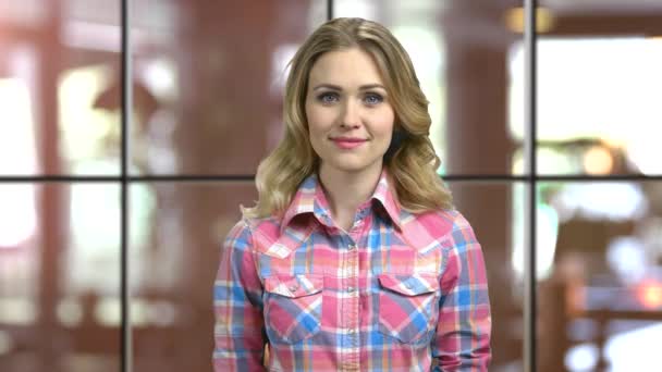 Porträt eines jungen blauäugigen Mädchens im lässigen Hemd, das mit Zähnen lächelt. — Stockvideo