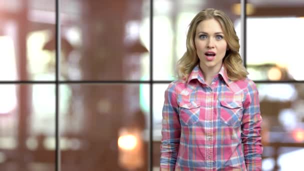 Überraschtes junges Mädchen präsentiert Kopierraum mit beiden Armen. — Stockvideo