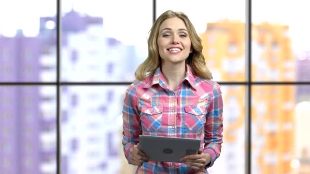 Joven chica feliz con camisa a cuadros dando discurso celebración tableta pc . — Vídeos de Stock