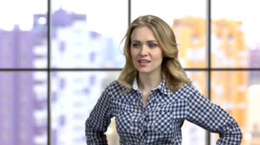 Genç kız heyecan verici bir şey düşünüyor, bir fikri var..