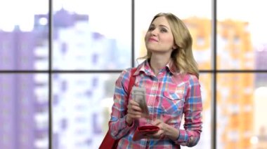 Genç kızlar ne alacaklarına karar veriyorlar..