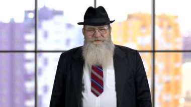 Uzun sakallı zengin yaşlı adam..