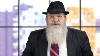 Azarlayan eski bir patronun portresi.