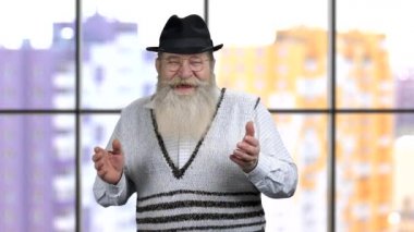 Yaşlı emekli dede kahkahalarla gülüyor..