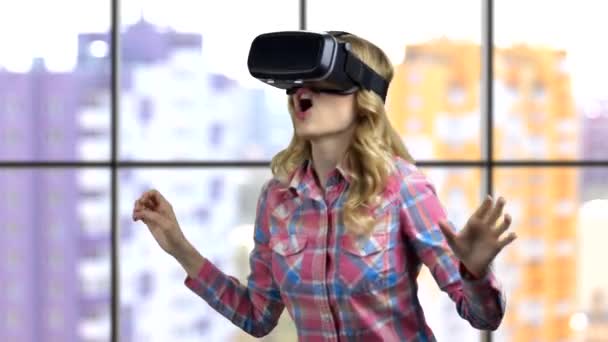 VRヘッドセットで興奮した若い女の子. — ストック動画