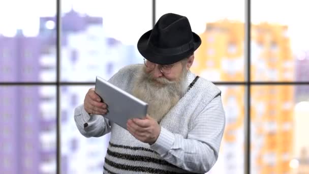 Starý muž extrémně vzrušený hrát hry o jeho tablet PC. — Stock video