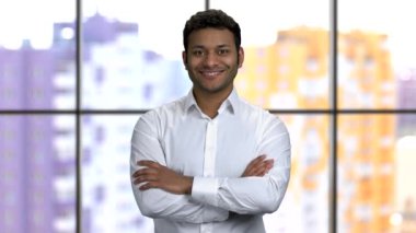 Kollarını kavuşturmuş mutlu bir Hindu 'nun portresi başparmağını kaldırıyor..