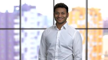 Genç mutlu Hindu adam iki eliyle işaret ediyor..