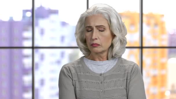 Portret van verdrietig gefrustreerd oud vrouwtje. — Stockvideo