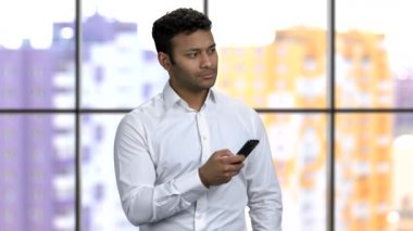 Sinsi, alçak ofis çalışanı akıllı telefonuyla fotoğraf çekiyor..