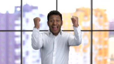 Son derece mutlu koyu tenli iş adamı resmi tişört giyiyor..