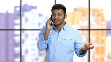 Heyecanlı genç esmer adam telefonda duygusal bir konuşma yapıyor..