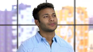 Hindu adam yukarı bakıyor ve hoş bir şey düşünüyor..