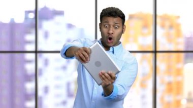 Bu tablette çok duygusal, koyu tenli bir adam oyun oynuyor..