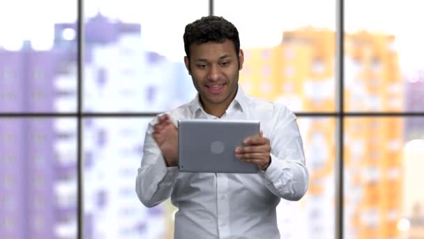 Εκφραστική συναισθηματική σκούρο δέρμα άνθρωπος παίζει παιχνίδια στον υπολογιστή tablet του. — Αρχείο Βίντεο