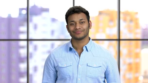 Portrait d'un jeune homme heureux à la peau foncée portant une chemise formelle bleue . — Video