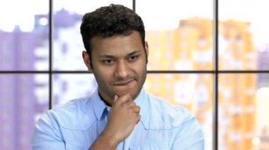 Koyu tenli iş adamının şeytani bir fikri var..