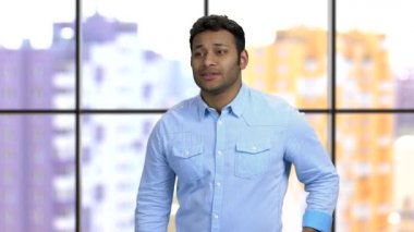 Koyu tenli adam ani kalp ağrısı çekiyor..