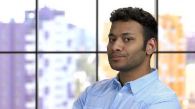 Küstah, koyu tenli genç adam..