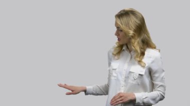 Sunucu, ürününüz hakkında gri arkaplanda izole bir şekilde konuşuyor.