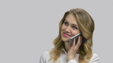 Mutlu genç bayan telefonda konuşuyor..
