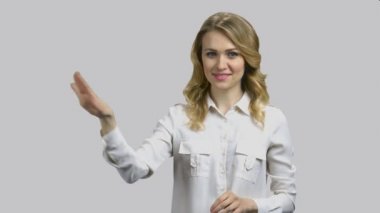 Kopyalama alanı için sanal ekranla etkileşime geçen genç sarışın kadın portresi.