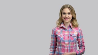 Mutlu genç kız sol avuç içiyle boşluğu gösteriyor.