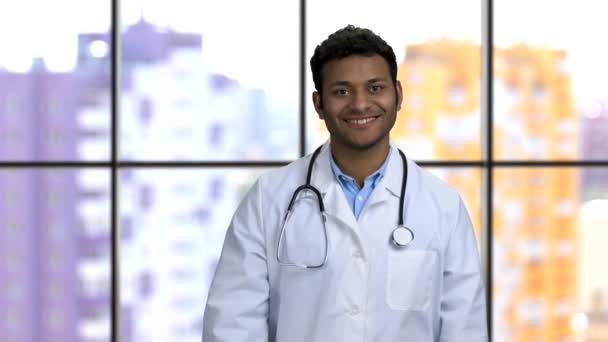 Médico de pele escura feliz mostra lata de comprimidos e polegar para cima . — Vídeo de Stock