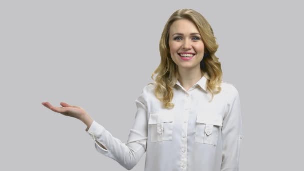 Happy young lady holding her right palm up. — Stock Video