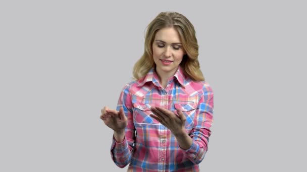 Porträt einer jungen Frau wischt über leeren transparenten Tablet-Bildschirm. — Stockvideo