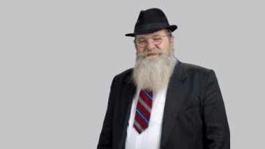 Yaşlanmış kıdemli bir adam jest yapıyor..