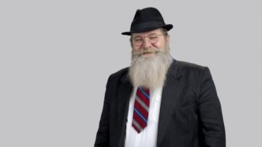 Yaşlanmış kıdemli adam tamam işareti gösteriyor..