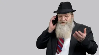 Yaşlı adam telefonda iş görüşmesi yapıyor..