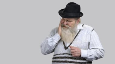 Yaşlı emekli dede diş ağrısından muzdarip..