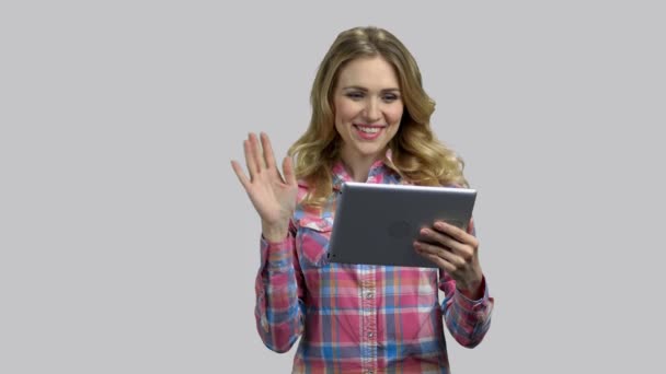 Gelukkig jonge vrouw beginnen online gesprek met behulp van haar tablet pc. — Stockvideo