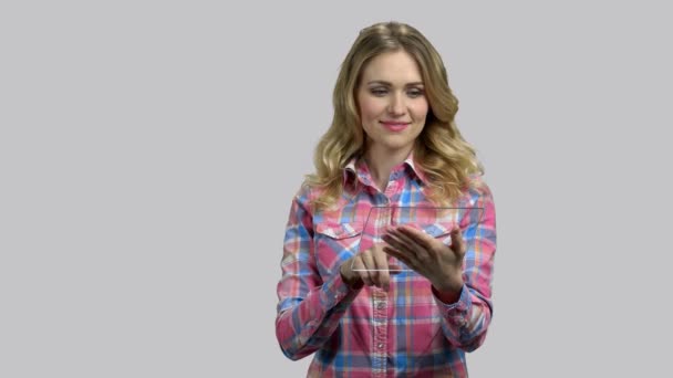 Молодая женщина записывает чистый стеклянный планшет и разговаривает с кем-то онлайн . — стоковое видео
