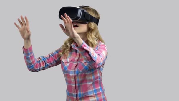 Chica joven reaccionando muy emocionalmente en la experiencia de realidad virtual . — Vídeo de stock